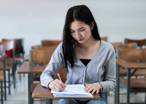 Young Woman College Students Sitting Lecture Chair Classroom Studying Writing — Stock Photo, Image