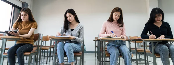 Jonge Vrouwelijke Studenten Zitten Een Collegestoel Klas Studeren Schrijven Papier — Stockfoto