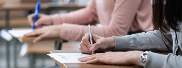 Close Van Een Vrouw Student Schrijven Notitieblok Geplaatst Houten Bureaublad — Stockfoto