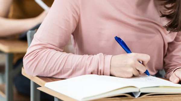 Close Uma Mulher Estudante Escrevendo Bloco Notas Colocado Área Trabalho — Fotografia de Stock