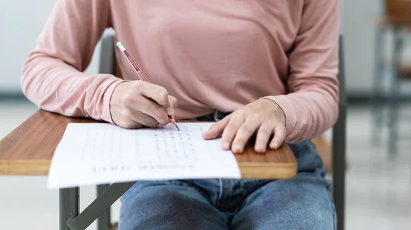 Close Jovens Universitárias Escrevendo Resposta Dos Exames Folha Resposta Sala — Fotografia de Stock