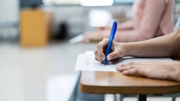 Close Jovens Universitárias Escrevendo Resposta Dos Exames Folha Resposta Sala — Fotografia de Stock