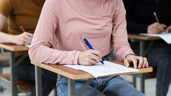 Primo Piano Giovani Studentesse Universitarie Che Scrivono Risposta Degli Esami — Foto Stock