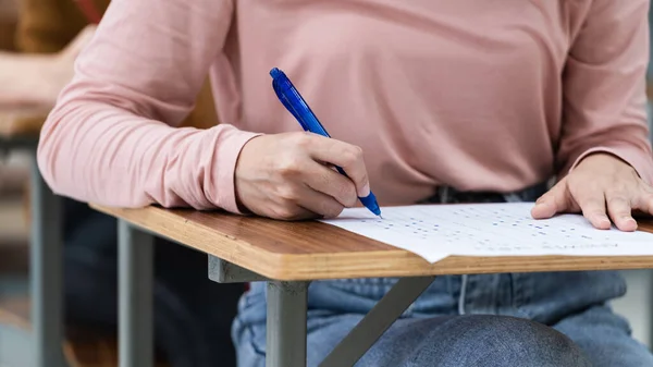 Close Jovens Universitárias Escrevendo Resposta Dos Exames Folha Resposta Sala — Fotografia de Stock