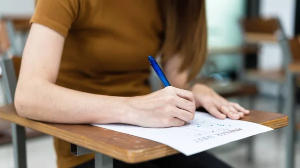 Close Jovens Universitárias Escrevendo Resposta Dos Exames Folha Resposta Sala — Fotografia de Stock