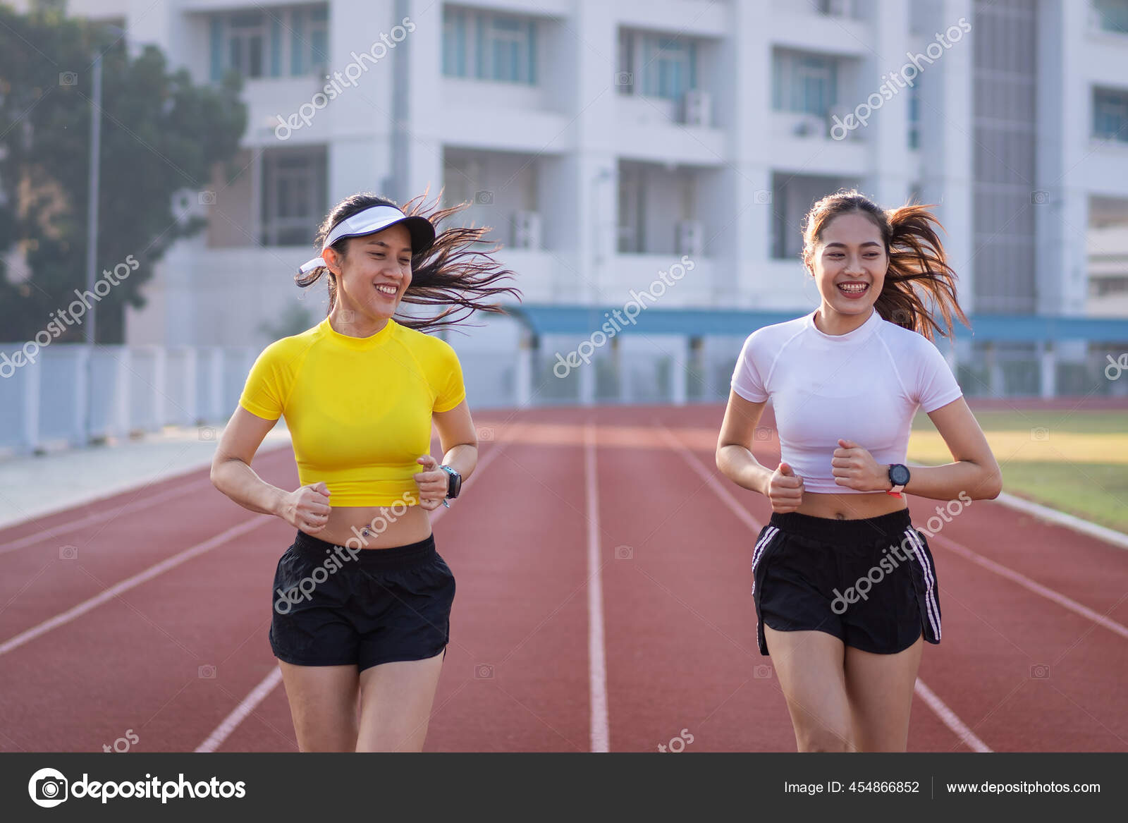 Duas Mulheres Asiáticas Jovens Trajes Esportivos Correndo Pista