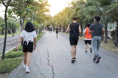 Akşamları işten sonra yürüyüş ve koşu yapan insanların dikiz aynası. Rahatlamak ve sağlıklı bir hayat sürmek için. Spor ve eğlence.