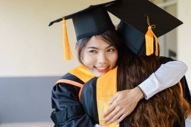 Mezuniyet elbisesi ve havan topu şapkasıyla mezun olan Asya Üniversitesi mezuniyet töreninde elde elde eğitim başarısını kutluyor. Mezuniyetleri kutlarım.