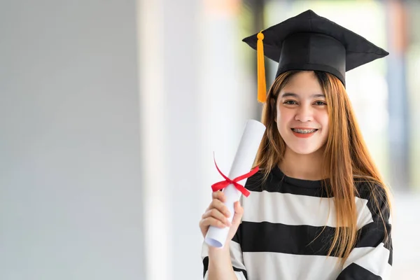 Young Asian Woman University Graduates Graduation Gown Mortarboard Holds Degree — Stock Photo, Image