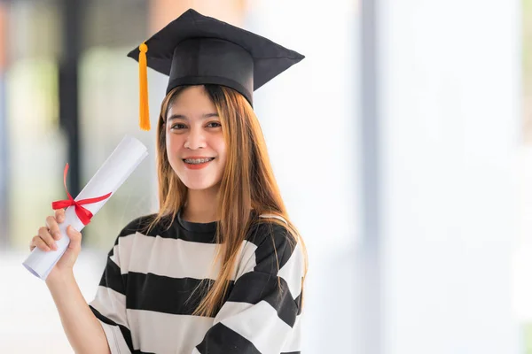 Young Asian Woman University Graduates Graduation Gown Mortarboard Holds Degree — Stock Photo, Image