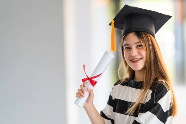 Young Asian Woman University Graduates Graduation Gown Mortarboard Holds Degree — Stock Photo, Image