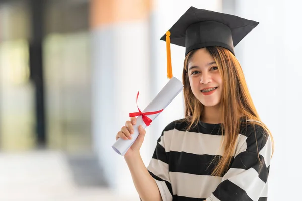 Young Asian Woman University Graduates Graduation Gown Mortarboard Holds Degree — Stock Photo, Image