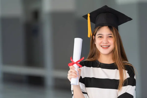 Young Asian Woman University Graduates Graduation Gown Mortarboard Holds Degree — Stock Photo, Image