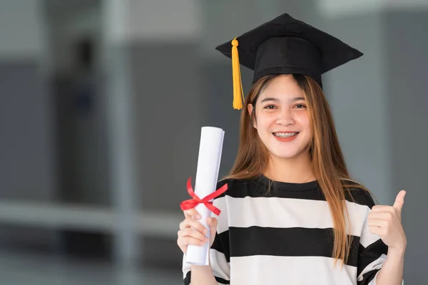 Young Asian Woman University Graduates Graduation Gown Mortarboard Holds Degree — Stock Photo, Image