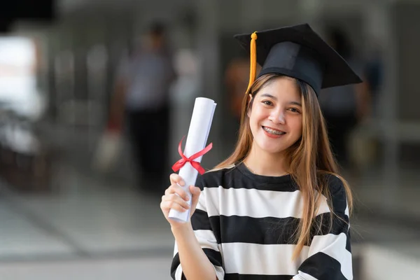 Young Asian Woman University Graduates Graduation Gown Mortarboard Holds Degree — Stock Photo, Image