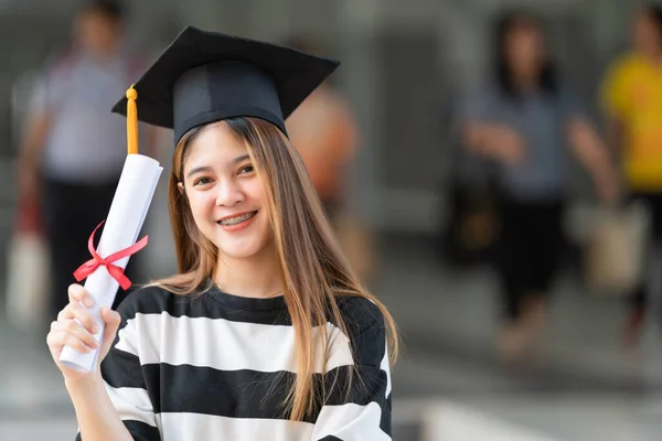 Young Asian Woman University Graduates Graduation Gown Mortarboard Holds Degree — Stock Photo, Image