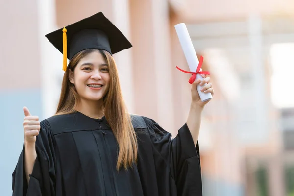 Tânără Femeie Asiatică Fericită Absolvent Universitar Rochie Absolvire Mortarboard Deține — Fotografie, imagine de stoc