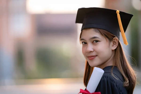 Μια Νεαρή Ευτυχισμένη Ασιάτισσα Απόφοιτος Πανεπιστημίου Φόρεμα Αποφοίτησης Και Μοραραρακόρ — Φωτογραφία Αρχείου
