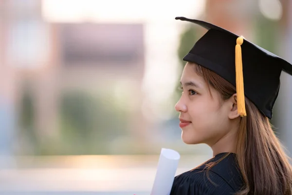 Uma Jovem Mulher Asiática Feliz Universidade Graduado Vestido Graduação Argamassa — Fotografia de Stock