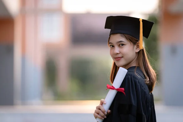 Een Jonge Gelukkige Aziatische Vrouw Universitair Afgestudeerd Afstuderen Jurk Mortel — Stockfoto