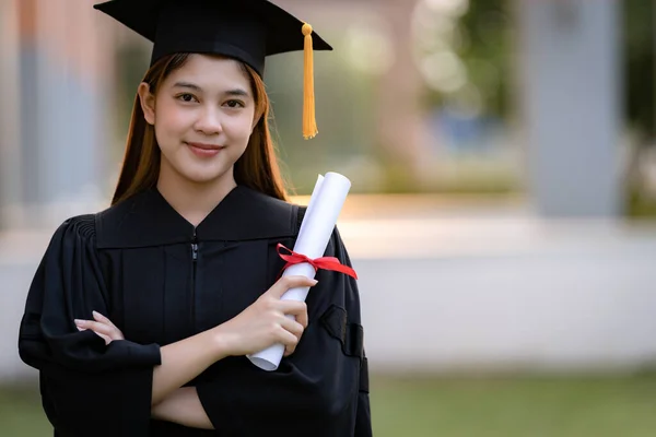 Mladá Šťastná Asiatka Absolventka Vysoké Školy Maturitní Róbě Minometu Držitelem — Stock fotografie