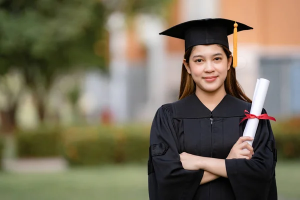 Una Joven Mujer Asiática Feliz Graduada Universitaria Vestido Graduación Mortero — Foto de Stock