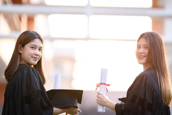 Młoda Szczęśliwa Azjatka Absolwentki Uniwersytetu Sukni Dyplomowej Moździerz Posiadają Certyfikat — Zdjęcie stockowe