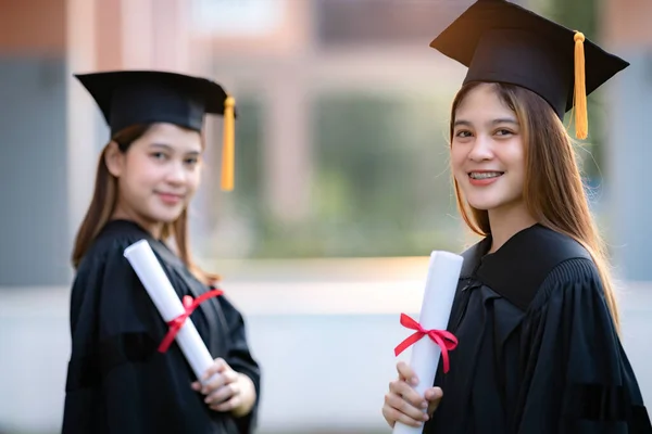 Joven Mujer Asiática Feliz Graduados Universitarios Vestido Graduación Mortero Tienen —  Fotos de Stock