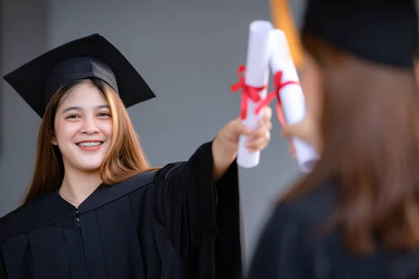 Νεαρή Ευτυχισμένη Ασιάτισσα Απόφοιτοι Πανεπιστημίου Φόρεμα Αποφοίτησης Και Μορατόριουμ Διαθέτουν — Φωτογραφία Αρχείου
