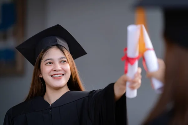 Junge Glückliche Asiatische Akademikerinnen Abschlussdress Und Mortarboard Halten Ein Diplom — Stockfoto