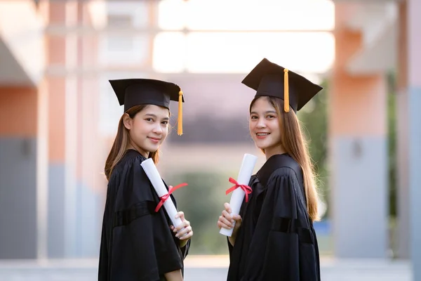 Giovani Donne Asiatiche Felici Laureati Universitari Abito Laurea Mortai Possesso — Foto Stock