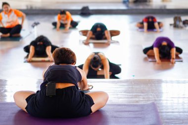 Yoga dersinde yoga eğitimi alan bir grup insan dinlenmek ve sağlıklı bir yaşam sürmek için kapalı spor salonunda. Spor ve rekreasyon fotoğrafları.