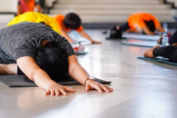 Yoga dersinde yoga eğitimi alan bir grup insan dinlenmek ve sağlıklı bir yaşam sürmek için kapalı spor salonunda. Spor ve rekreasyon fotoğrafları.