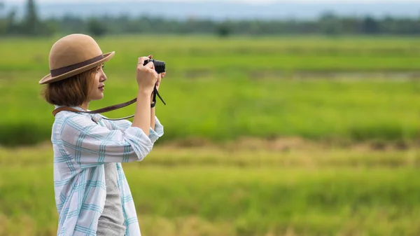 관광객은 밭에서 여름휴가를 보내는 풍경을 사진찍는 즐긴다 모자를 긴장을 풀면서 — 스톡 사진