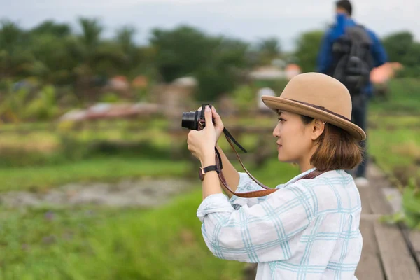 Une Touriste Aime Prendre Des Photos Paysage Pendant Ses Vacances — Photo