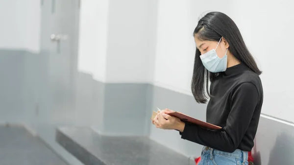 Μια Νεαρή Ασιάτισσα Φοιτήτρια Φοράει Μάσκα Ιατρικού Προσώπου Σχολική Τσάντα — Φωτογραφία Αρχείου