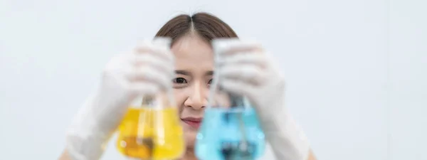 Молодая Женщина Исследователь Врач Ученый Лаборант Работающая Пластиковыми Медицинскими Трубами — стоковое фото