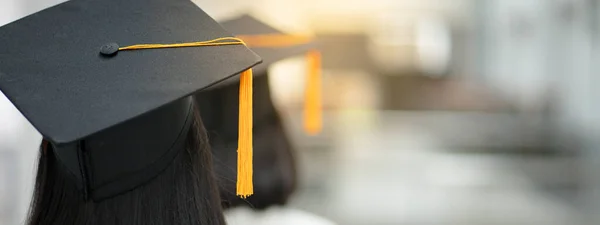 Joven Mujer Asiática Feliz Graduada Universitaria Vestido Graduación Gorra Campus — Foto de Stock