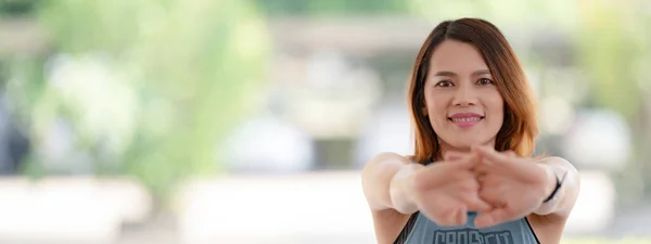Vacker Asiatisk Kvinna Sportkläder Gör Stretching Innan Träning Varm Covid — Stockfoto