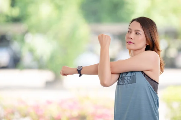 Vacker Asiatisk Kvinna Sportkläder Gör Stretching Innan Träning Varm Covid — Stockfoto