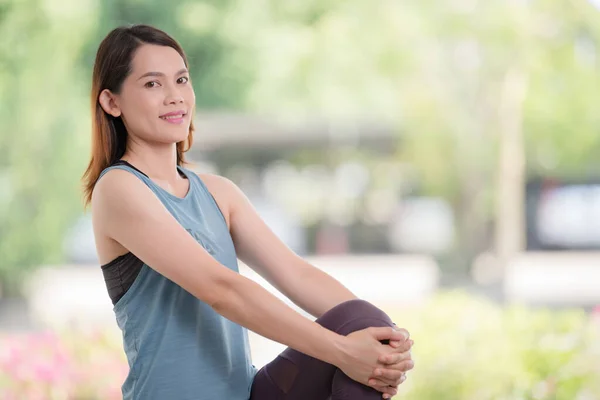 Ung Vacker Asiatisk Kvinna Sportkläder Gör Stretching Innan Träning Varm — Stockfoto