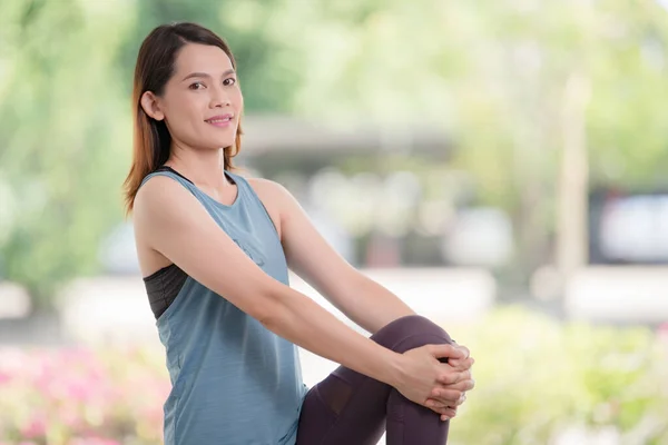 Ung Vacker Asiatisk Kvinna Sportkläder Gör Stretching Innan Träning Varm — Stockfoto