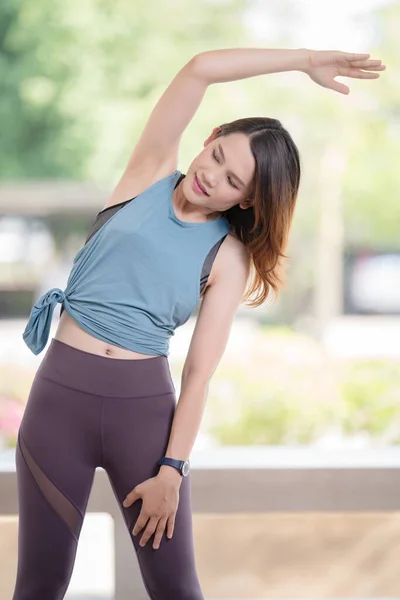 Ung Vacker Asiatisk Kvinna Sportkläder Gör Stretching Innan Träning Varm — Stockfoto