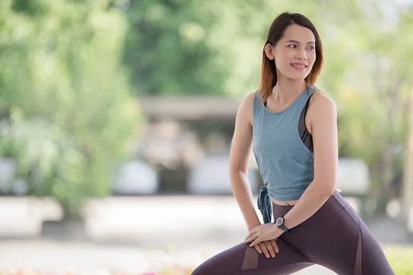 Joven Hermosa Mujer Asiática Trajes Deportivos Haciendo Estiramiento Antes Los —  Fotos de Stock