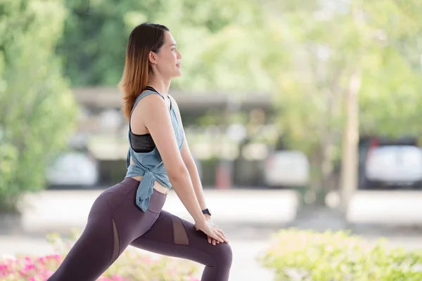 Joven Hermosa Mujer Asiática Trajes Deportivos Haciendo Estiramiento Antes Los —  Fotos de Stock