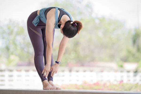 Young Beautiful Asian Woman Sports Outfits Doing Stretching Workouts Hot — Stock Photo, Image