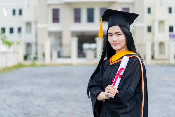 Mladá Krásná Asijská Žena Absolvent Vysoké Školy Maturitní Šaty Malty — Stock fotografie