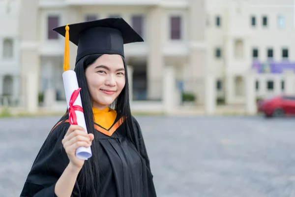 Una Giovane Bella Donna Asiatica Laureata Abito Laurea Mortai Detiene — Foto Stock