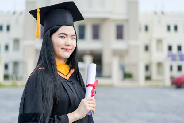 Egy Fiatal Gyönyörű Ázsiai Diplomás Diplomás Köpenyben Halottasházban Oklevéllel Rendelkezik — Stock Fotó