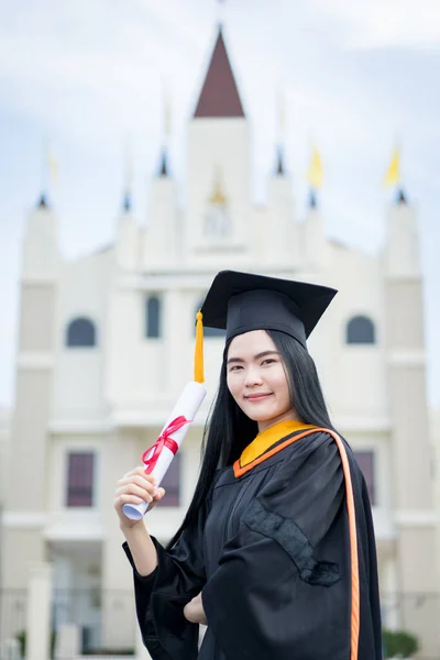 Egy Fiatal Gyönyörű Ázsiai Diplomás Diplomás Köpenyben Halottasházban Oklevéllel Rendelkezik — Stock Fotó